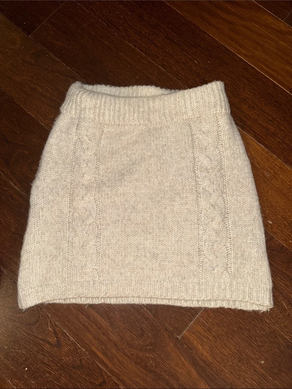Le Lis NWT cable knit mini pull on skirt in oatmeal color, size XS